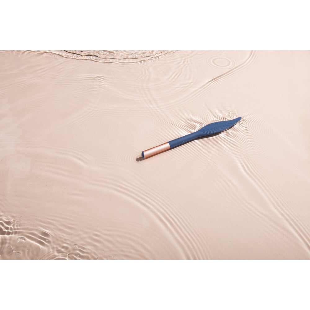 Deia Vibrating Feather Tickler – Silicone – Blue
