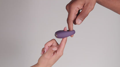 Je Joue Mio Rechargeable Vibrating Silicone Cock Ring – Black