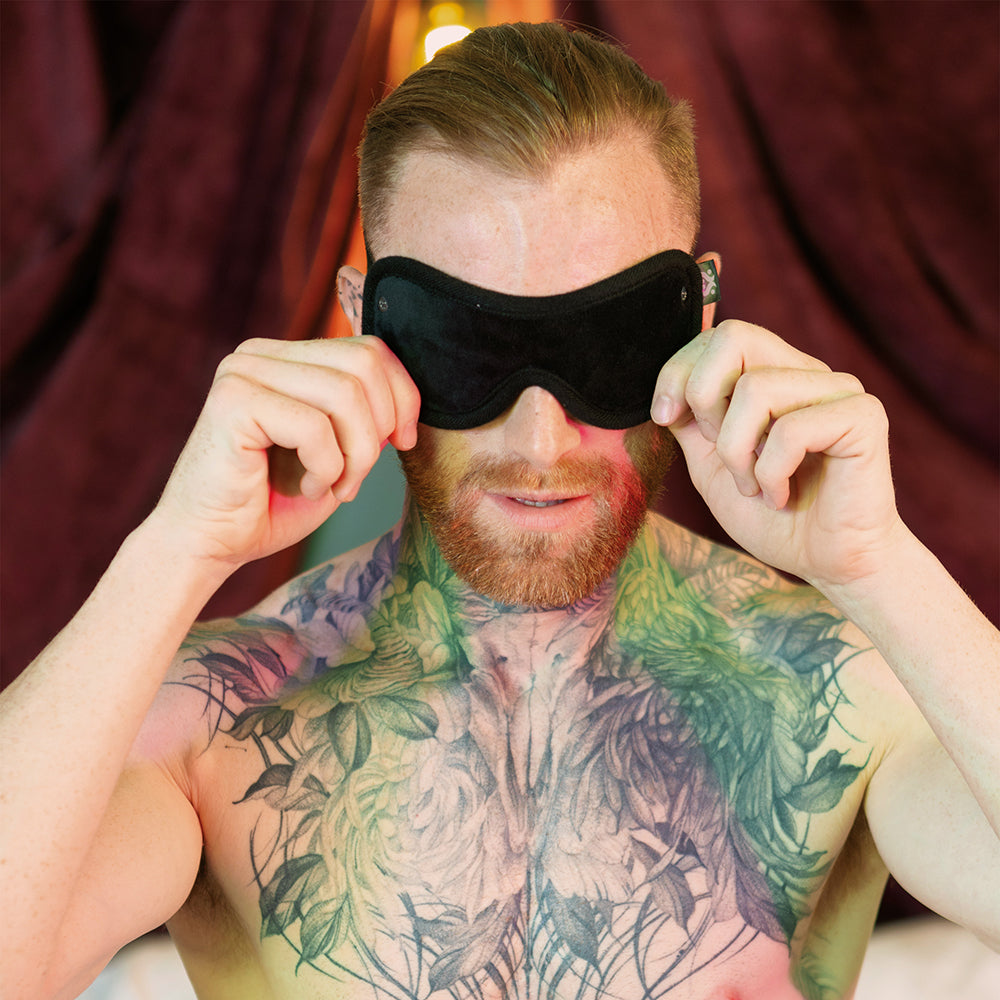 SEI MIO Sensory Surrender Blindfold, Gag and Earplug Kit - Black